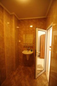 Ett badrum på Hotel Marant