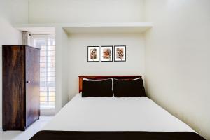 Ein Bett oder Betten in einem Zimmer der Unterkunft Super Collection O Sholinganallur Chennai Formerly Nimalan Residenc