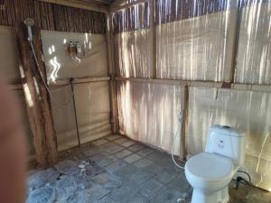 The One - Sunset private Tent camp的一间浴室