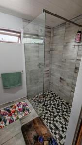 Bilik mandi di Sunbird Studio Apartment