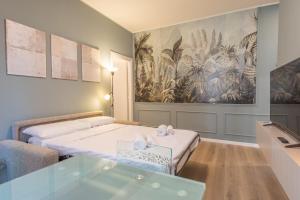 a room with a bed and a glass table at 2 Min dal Bus per CNAO e Policlinico San Matteo - Parcheggio facile, Aria Condizionata in Pavia