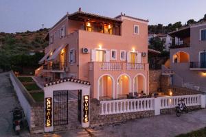 斯派赛斯Captain's Studios的一座大型粉红色房子,前面有一个门