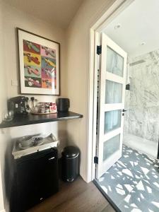 una cucina con porta che si apre su un bagno di Spring view a Storrington