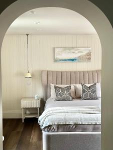 una camera con letto ad arco di Spring view a Storrington