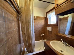 Bilik mandi di Studio cabine à Praz-sur-Arly proche pistes avec parking - FR-1-603-122