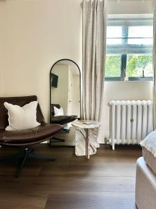 un soggiorno con specchio e sedia di Spring view a Storrington