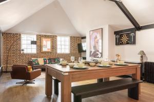a living room with a table and a couch at Fun Kemptown Stay with Games Close To Seafront in Brighton & Hove