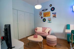a room with a tv and a chair and a table at la Diner Room in Pau