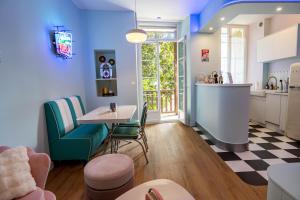 a kitchen and living room with a table and chairs at la Diner Room in Pau