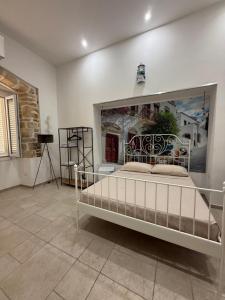 una camera da letto con un letto e un dipinto sul muro di Solevita B&B a Trani