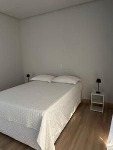 Ένα ή περισσότερα κρεβάτια σε δωμάτιο στο Suíte com Entrada Independente em mineiros +2 φωτογραφίες