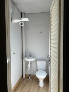 Ένα μπάνιο στο Suíte com Entrada Independente em mineiros