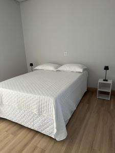 Ένα ή περισσότερα κρεβάτια σε δωμάτιο στο Suíte com Entrada Independente em mineiros