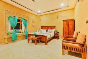 斋沙默尔Hotel Hostel Stay Jaisalmer的一间卧室配有一张床和一架钢琴