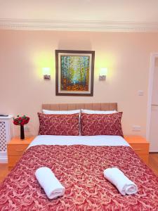 une chambre avec un grand lit avec deux oreillers dessus dans l'établissement Europa House Hotel, London Paddington, à Londres