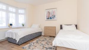 Katil atau katil-katil dalam bilik di Canterbury Family Home - 4BR 2Bath with Free Parking and Massive Garden up to 8PPL