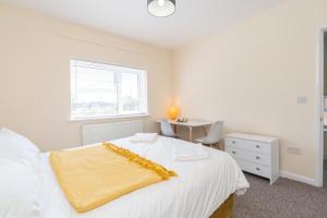 Katil atau katil-katil dalam bilik di Canterbury Family Home - 4BR 2Bath with Free Parking and Massive Garden up to 8PPL +30 gambar