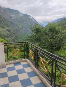 Garur Ganga Resorts & Heritage في Pīpalkoti: بلكونه مطله على الجبال