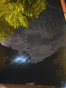 Garur Ganga Resorts & Heritage في Pīpalkoti: منظر للسماء الليلية مع الأضواء