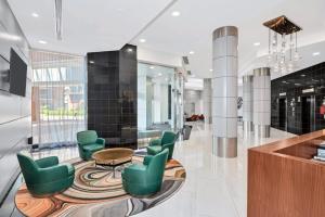 Η κουζίνα ή μικρή κουζίνα στο Contemporary Arlington Apartment Featuring City Views