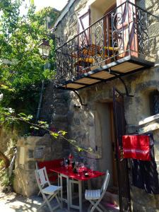 La Maisonnette romantique tesisinde veranda veya açık alan