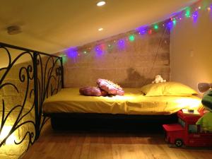 ユゼスにあるLa Maisonnette romantiqueのベッドルーム1室(照明付)