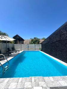 Apartman Crvenka stan na dan内部或周边的泳池