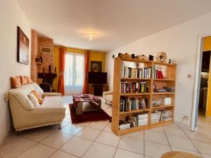 Perpustakaan di vila ini