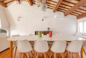 a dining room with a white table and chairs at Calmaggiore Apartment - Luxury group apartment in Treviso +36 photos