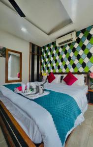 1 dormitorio con 1 cama grande y lavamanos. en Rk RESIDENCY, en Zirakpur