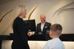 Členové personálu v ubytování Hilton Glasgow