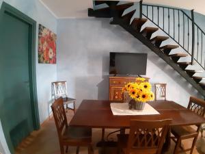 サンタンナ・アッレージにあるVilla Mirtoのダイニングルーム(花のテーブル付)