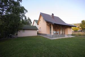 科拉欣Jankovic Chalet的前面有草地的房屋