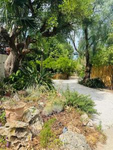 Κήπος έξω από το Les Lodges de l'Etang +3 φωτογραφίες