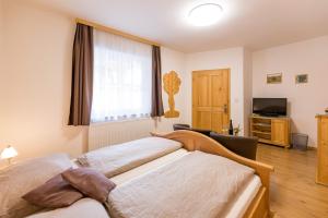 Televízia a/alebo spoločenská miestnosť v ubytovaní Weingut - Gästezimmer zum Schwalbennest