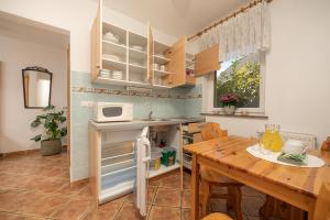 Cucina o angolo cottura di Rooms & Apartments Pr Matjon