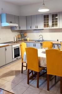 O bucătărie sau chicinetă la Apartment Jardin with free cowered parking