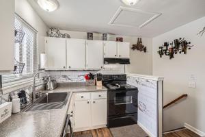 Η κουζίνα ή μικρή κουζίνα στο Ingalls Circle home