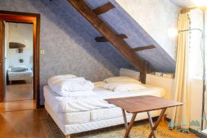 a bedroom with a bed with a blue ceiling at 212 -Maison de caractère 10p entre Erquy et Frehel in Plurien