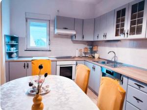 O bucătărie sau chicinetă la Apartment Jardin with free cowered parking