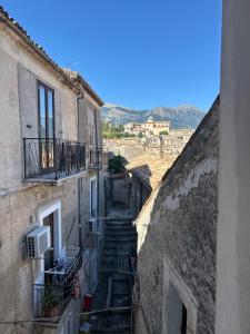 an alley with stairs in an old building at Palazzo giallo, appartamento nel centro storico nel cuore del Pollino in Morano Calabro