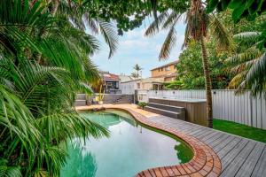 una piscina en un patio trasero con palmeras en Coastal Zen Oasis - Saltwater Pool & Heated Spa, en Sídney 51 fotos más