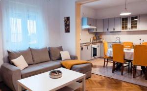 O bucătărie sau chicinetă la Apartment Jardin with free cowered parking