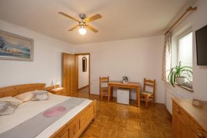 Letto o letti in una camera di Rooms & Apartments Pr Matjon