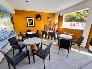 a dining room with tables and chairs in a restaurant at Departamento a 200 mts de la playa in Chuburná