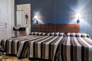 Cama o camas de una habitación en Hostal Bcn 46