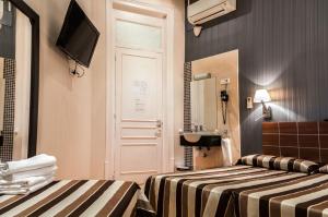 Cama o camas de una habitación en Hostal Bcn 46