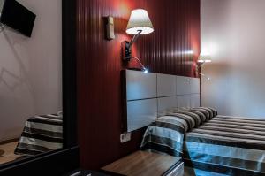Cama o camas de una habitación en Hostal Bcn 46