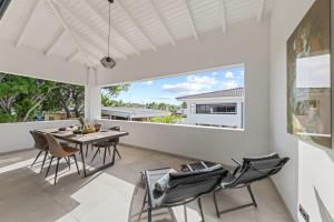 a dining room with a table and chairs at Tropical Escape - CBW366 - 8 in Jan Thiel +31 photos