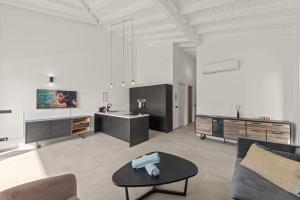 a living room with a couch and a table at Tropical Escape - CBW366 - 8 in Jan Thiel
